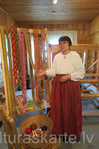 Audēja Dace Pudāne un viņas tekstildarbu izstāde muzejā